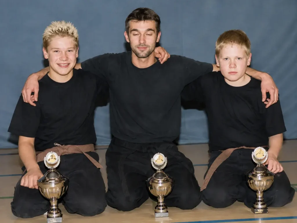 2001 11 28 Talent Fleiss Und Ein Super Trainer Gruppenbild Karate