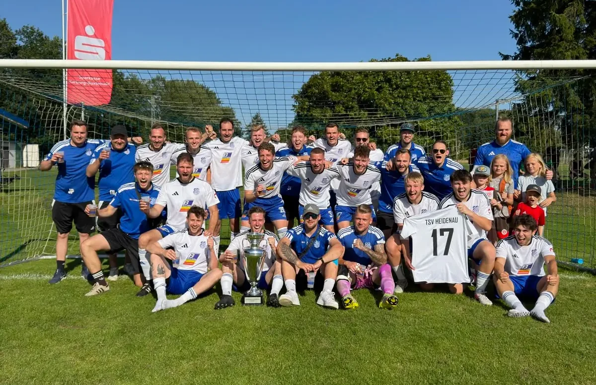 Tsv Heidenau Mannschaft Mit Pokal Feier